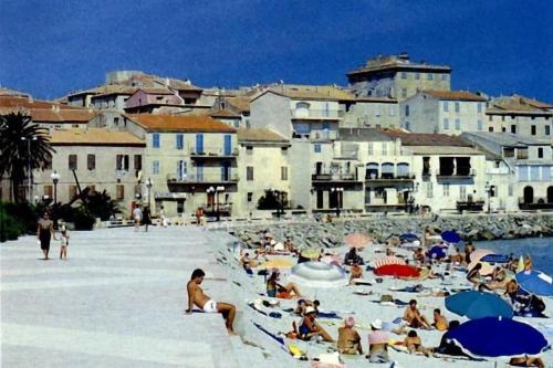 Hostia v ubytovaní T2 de standing climatisé avec garage. Centre ville et plage à 300 m..Wi fi
