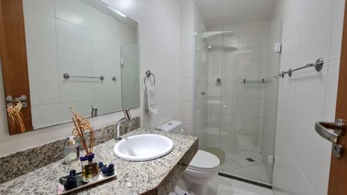 Un baño con inodoro, lavabo y ducha. en Imbassaí Village Solaris, en Imbassai