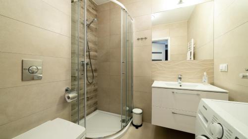 a bathroom with a shower and a toilet and a sink at Triventi Mountain Residence, Sun & Snow in Karpacz