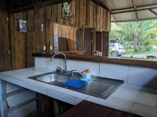 a kitchen counter with a sink and a window at Citronela Lodge Corcovado in Drake