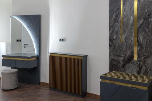 ein Badezimmer mit 2 Bänken und einem Spiegel in der Unterkunft Nm Suites Beyoglu in Istanbul