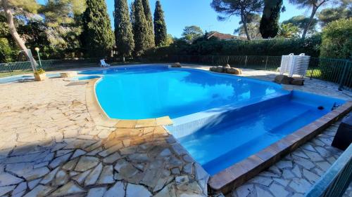 une piscine avec de l'eau bleue dans une cour arrière dans l'établissement Mediterranee Paradise, à Saint-Raphaël