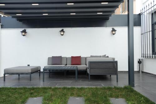 - un ensemble de chaises assises sur une terrasse dans l'établissement Nm Suites Beyoglu, à Istanbul