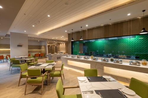 Un restaurante u otro lugar para comer en Holiday Inn Katra Vaishno Devi by IHG