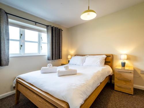 um quarto com uma cama grande com duas toalhas em Pass the Keys Town Location for Shrewsbury with 3 Bedrooms em Shrewsbury
