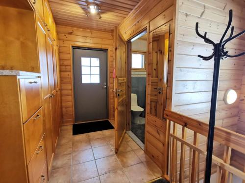 a hallway in a log cabin with a door at Kärpänpesä B in Syöte