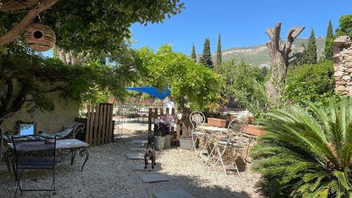 Κήπος έξω από το L Ancien Moulin à Huile