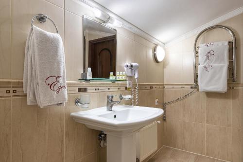 リヴィウにあるEdem Hotel Lvivのバスルーム(洗面台、鏡付)