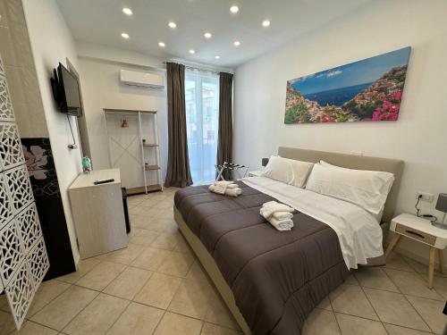 ein Schlafzimmer mit einem großen Bett und einem TV in der Unterkunft B&B OFF Rooms and Relax in Neapel