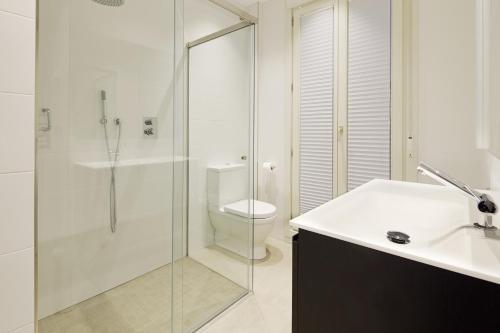 y baño con ducha, aseo y lavamanos. en Easo Suite 1 by FeelFree Rentals, en San Sebastián