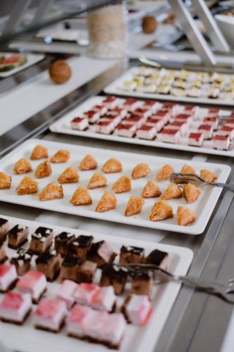 een buffet met verschillende soorten eten op dienbladen bij Sunshine Village Hotel in Chersonissos