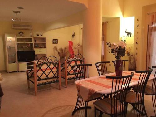 Villa Dina في شرم الشيخ: غرفة طعام مع طاولة وكراسي ومطبخ