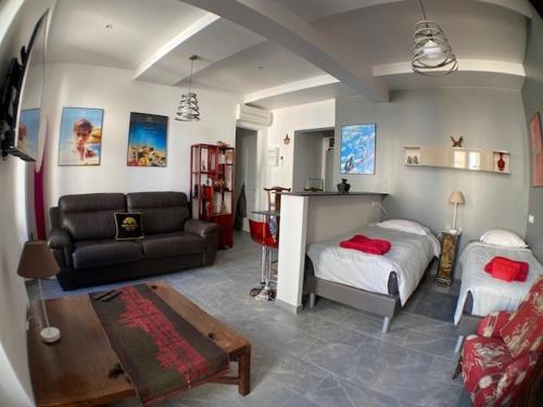- un salon avec un canapé et un lit dans l'établissement Cannes, Le Suquet, à Cannes