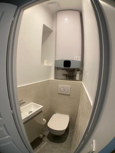 une petite salle de bain avec toilettes et lavabo dans l'établissement Cannes, Le Suquet, à Cannes