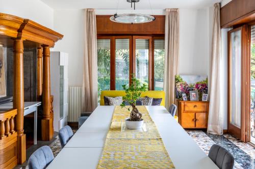 une salle à manger avec une grande table et des chaises dans l'établissement Villa La Luna, à Pognana Lario