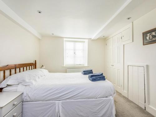 Letto o letti in una camera di Pass the Keys Charming Cottage 1 Min Walk from Wareham Quay