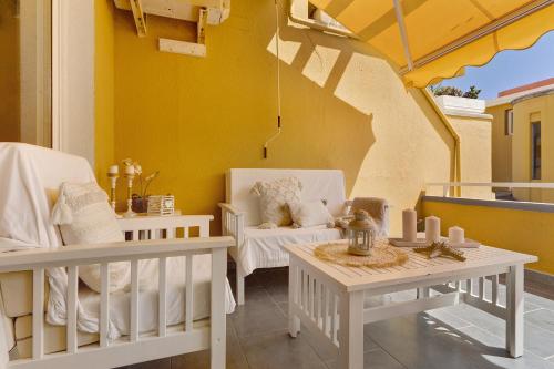 a room with two chairs and a table at Moderno Triplex Sonneland in Maspalomas