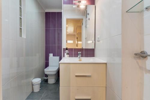 La salle de bains est pourvue d'un lavabo et de toilettes. dans l'établissement Moderno Triplex Sonneland, à Maspalomas