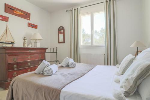 une chambre avec un lit, une commode et une fenêtre dans l'établissement VILLA DES COLLINES - Absolute calm at 10' from the center, à Antibes