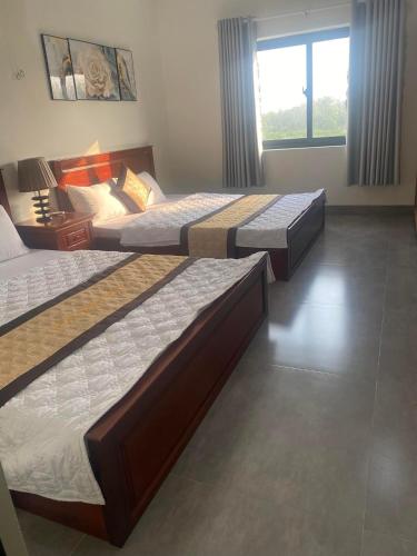 Postel nebo postele na pokoji v ubytování Hotel Hòa Bình