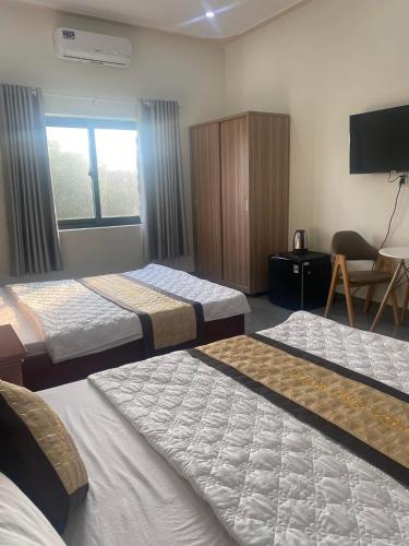 Postel nebo postele na pokoji v ubytování Hotel Hòa Bình