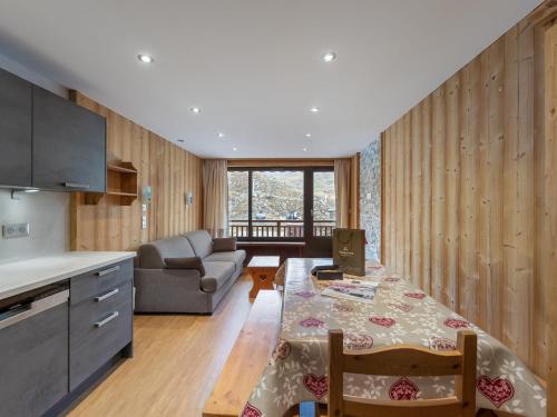 une cuisine et un salon avec une table et un canapé dans l'établissement Charmant Apt 6 pers. proche pistes avec balcon et WiFi - FR-1-640-19, à Val Thorens