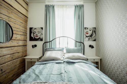 a bedroom with a bed and a window at UUE TÄNAVA KORTER in Kuressaare