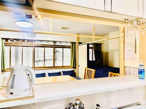 una cucina con un lavello e un piano di lavoro di MoRi House IN 伊勢佐木町 a Yokohama