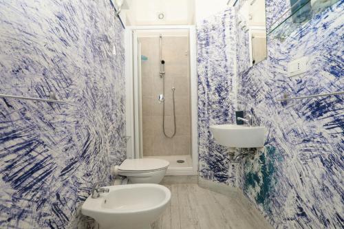 een badkamer met een wastafel, een toilet en een douche bij Le Mura room&breakfast in Genua