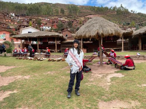 Eine Frau auf einem Feld in einem Dorf in der Unterkunft Casa familiar comunidad nativa ccaccaccollo in Cusco
