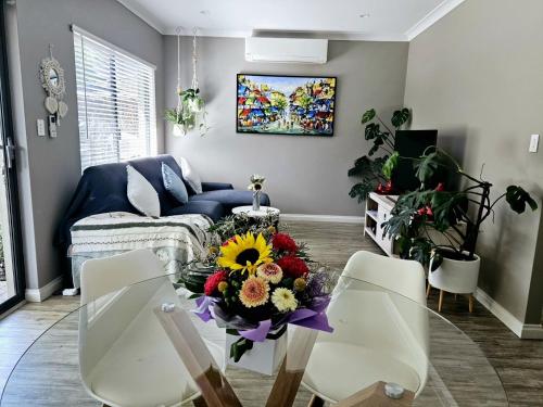 Un lugar para sentarse en Tranquil Gumnut Cottage - Close to Airport