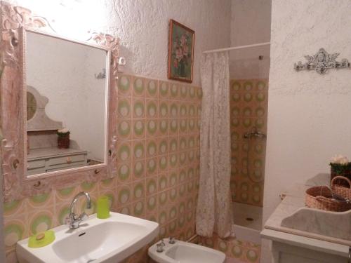 ChamborigaudにあるGite de La Jasseのバスルーム(洗面台、トイレ、鏡付)