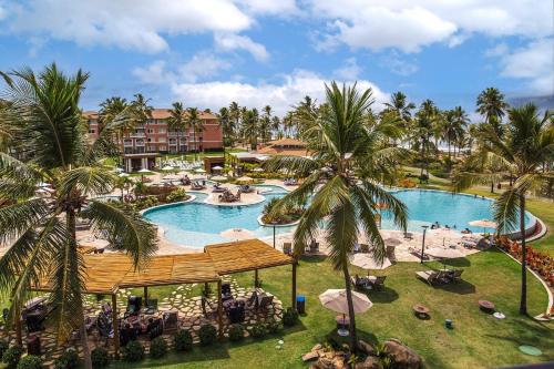 einen Luftblick auf einen Pool mit Palmen des Resorts in der Unterkunft Sauipe Grand Premium Brisa - All Inclusive in Costa do Sauipe