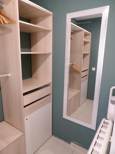 - un dressing avec un miroir dans l'établissement Cosy studio au bord de la plage, à Gruissan