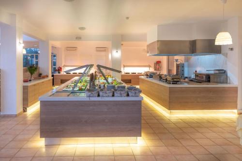 een keuken met een aanrecht in het midden bij Sunshine Village Hotel in Chersonissos