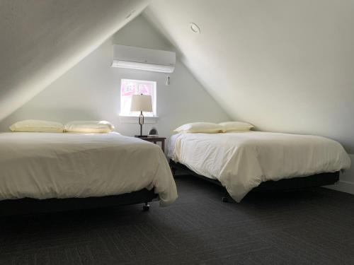 two beds in a room with a attic at Boulder Bluff Inn in San Marcos
