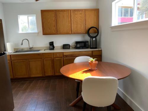 聖馬科斯的住宿－Boulder Bluff Inn，厨房配有木桌和白色椅子