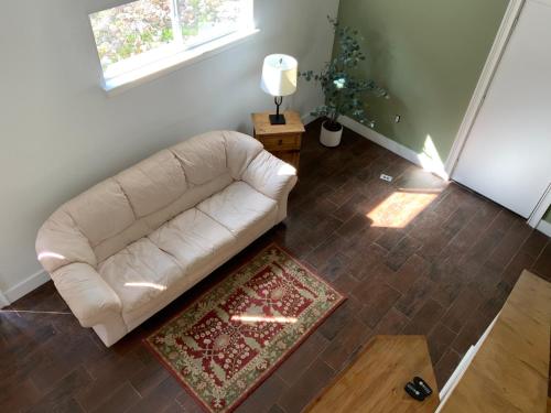 a living room with a white couch and a rug at Boulder Bluff Inn in San Marcos