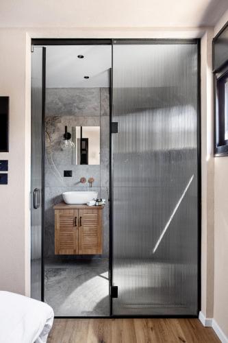 Postel nebo postele na pokoji v ubytování 4room luxury apartment, Mamilla
