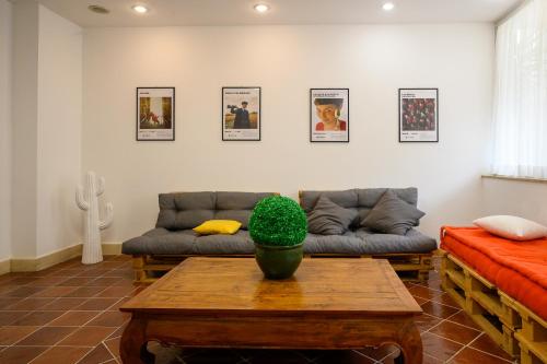 a living room with a couch and a coffee table at Hotel Torre Di Pratolungo in Casal Monastero