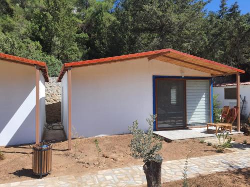 mały biały dom z werandą i patio w obiekcie Artolive Datca w mieście Datça