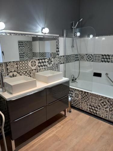 a bathroom with two sinks and a shower at La Maison de Chouquette in Limoux