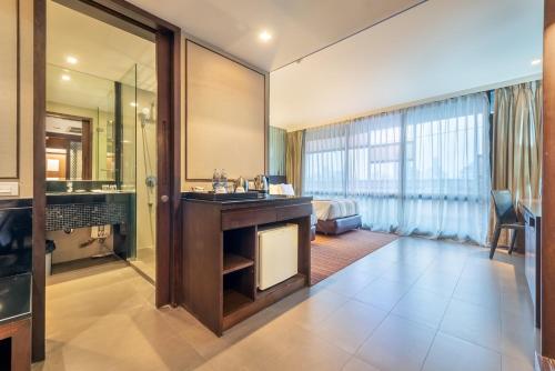 a hotel room with a bathroom and a bedroom at M2 de Bangkok Hotel in Bangkok