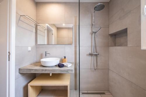 uma casa de banho com um lavatório e um chuveiro em Recanto da Princesa by Madeira Sun Travel no Funchal