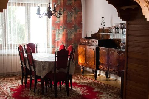 a dining room with a table and a kitchen at Apartamenty przy Pensjonacie Zdrojowym in Rabka-Zdrój
