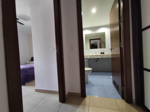 Casa Ludovica: comfort y relax في بالم مار: حمام مع مرحاض ومغسلة ومرآة