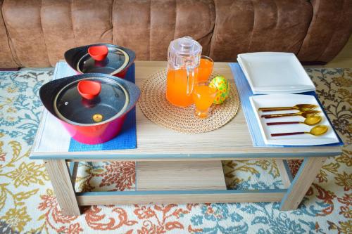 einen Tisch mit einem Tablett mit Speisen und Getränken darauf in der Unterkunft Havan Furnished Apartments-Greensteads in Lake View Estate