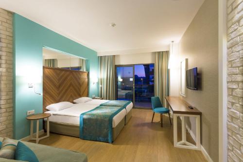 Postel nebo postele na pokoji v ubytování Terrace Elite Resort Ultra All Inclusive