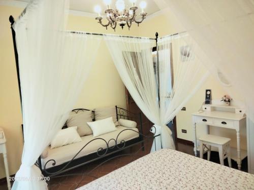Schlafzimmer mit einem Bett und einem Kronleuchter in der Unterkunft B&B Le Mi' Cocche in Capannori