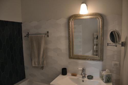 La salle de bains est pourvue d'un lavabo et d'un miroir. dans l'établissement Agape Bed et Bien-être, 